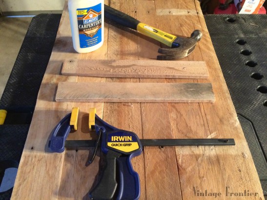A great DIY pallet sign to add style to your home. and its nice and cheap. 